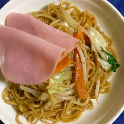 もやしミックスで作りました。もっちり麺の焼きそばがレンジ5分で出来上がりなんて幸せすぎます・・・今後もリピします！